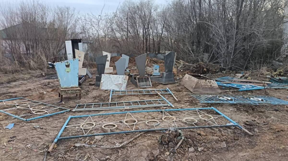 Краденые надгробия и кресты обнаружили в подпольном пункте приема металла в Астане 