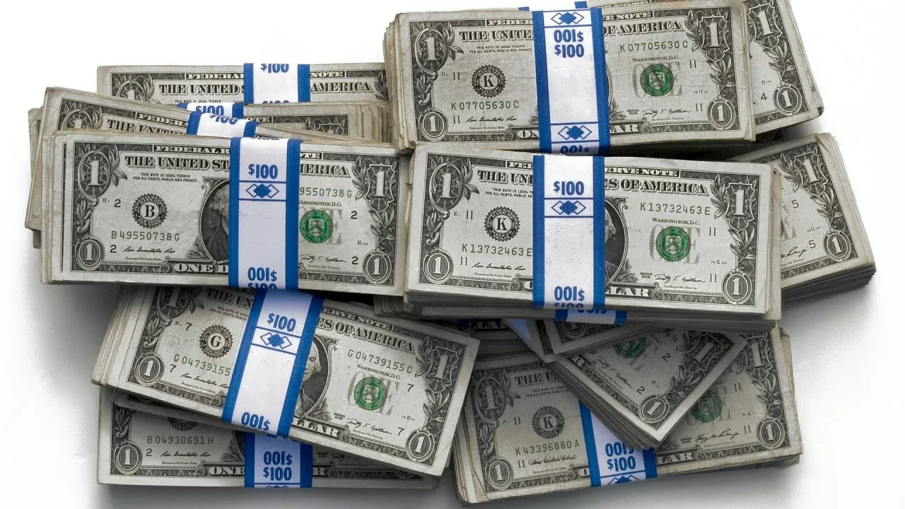 Почти на 6 тенге обрушился доллар всего за день на KASE 