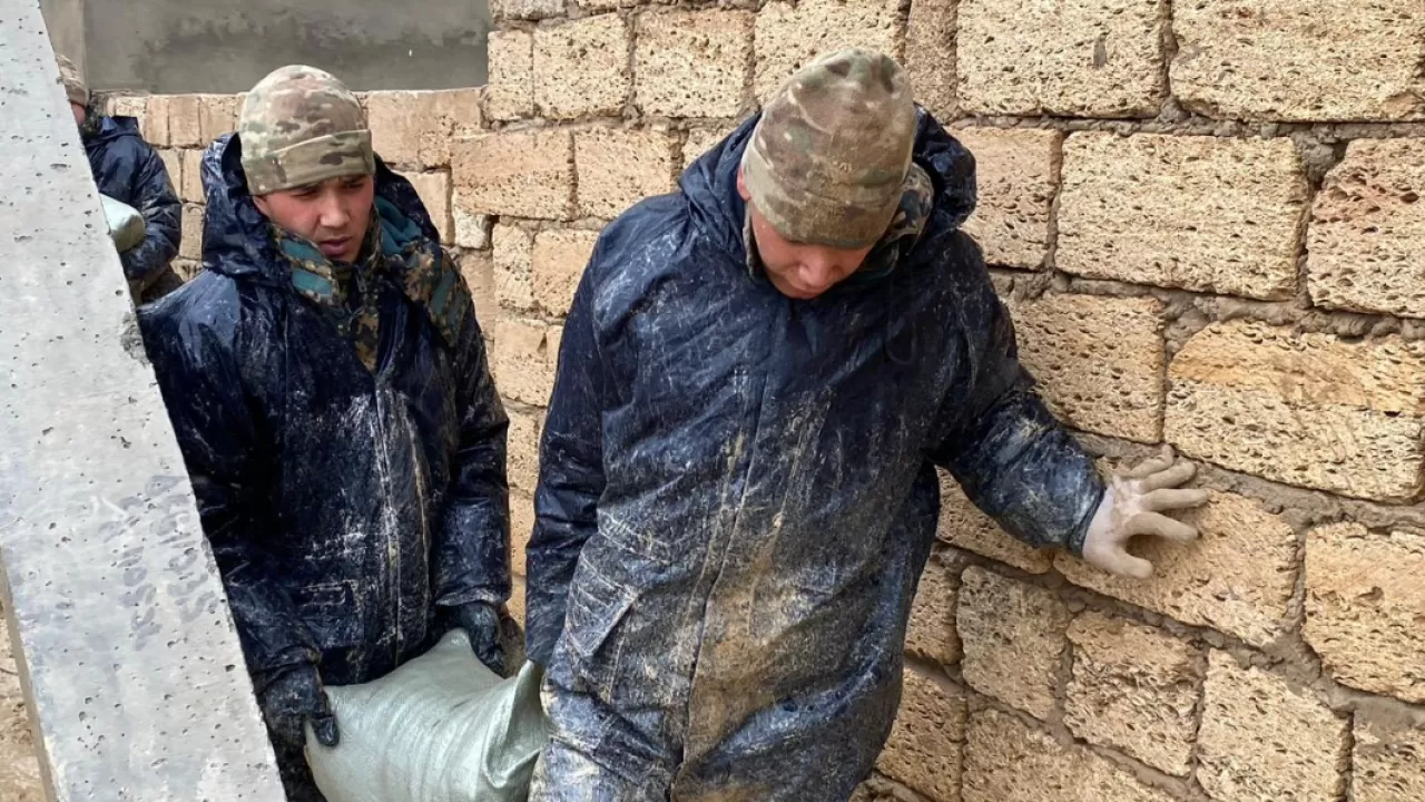 Нацгвардия ликвидирует подтопление в Жанаозене  