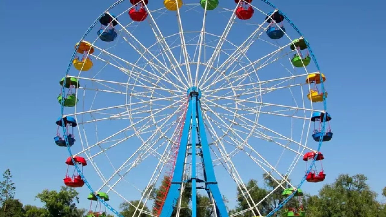 Колесо обозрение обрушилось вместе с людьми в Индии