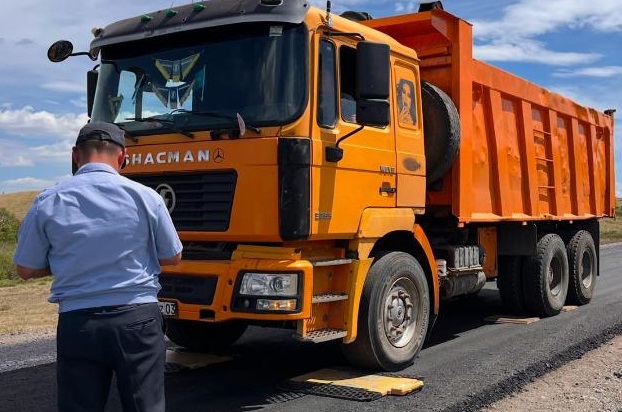 Перегруз под контролем: фуры штрафуют в Карагандинской области  