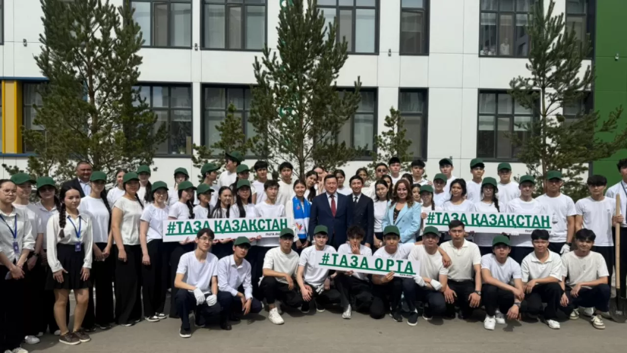 Выпускники школ Астаны высадили деревья в рамках экоакции 