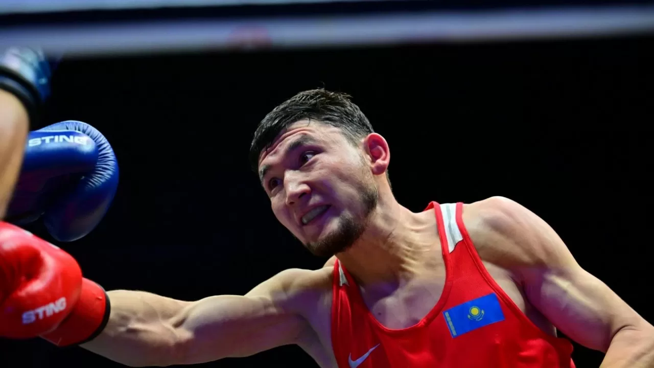 Чемпионат Азии по боксу: казахстанец стартовал с победы и пробился в четвертьфинал 
