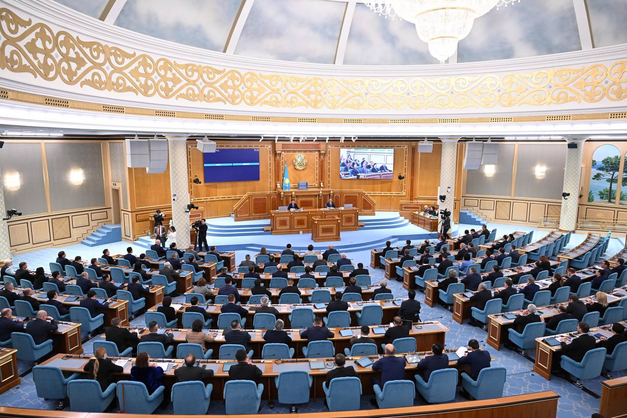 15 депутатов покинули казахстанский парламент