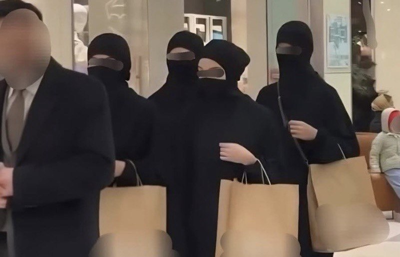 "Қымыз жарнамасы": Алматыда бетін тұмшалаған 4 әйелмен жүрген ер адам қызу талқыға түсті