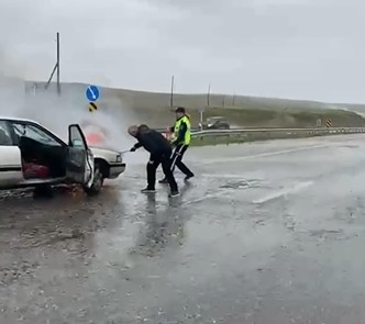 Жетісуда полицейлер жанып жатқан көліктен адамдарды аман алып шықты