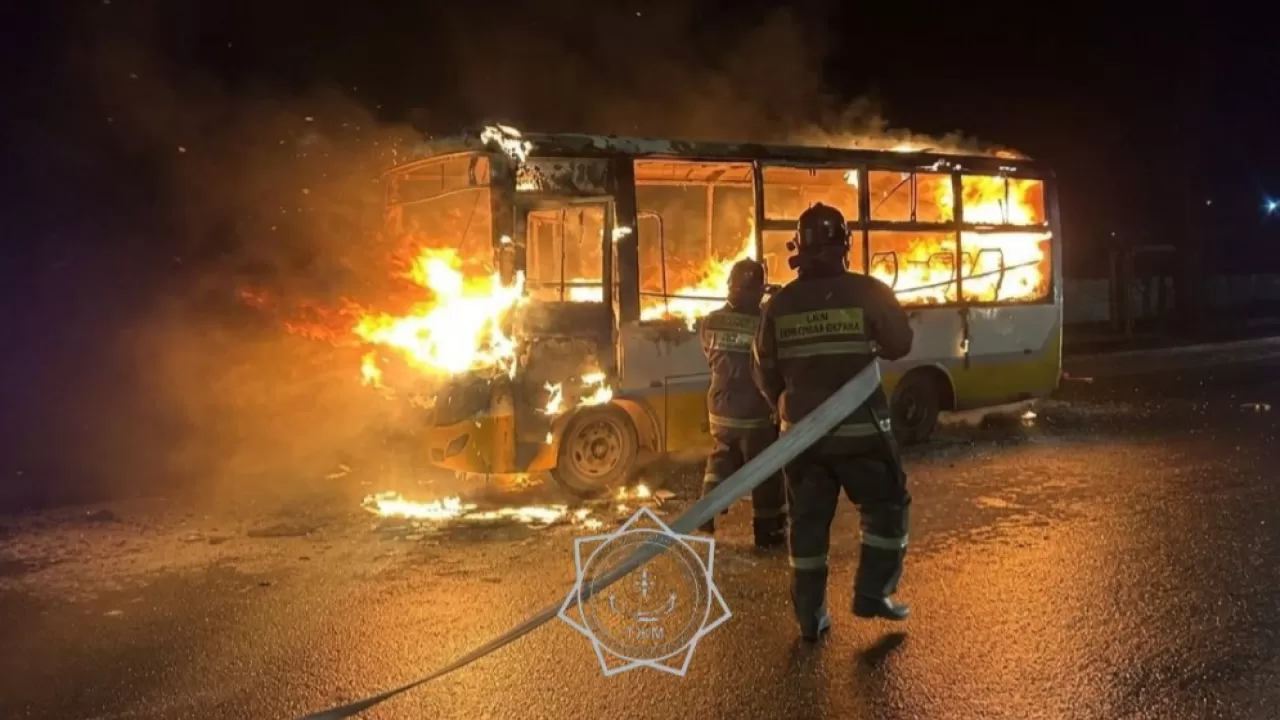 Автобус во время движения загорелся в Семее  