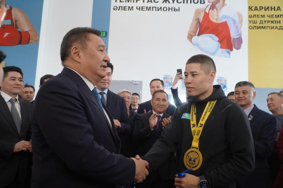 Пәтер кілттері боксшы Оразбек Асылқұловқа табысталды