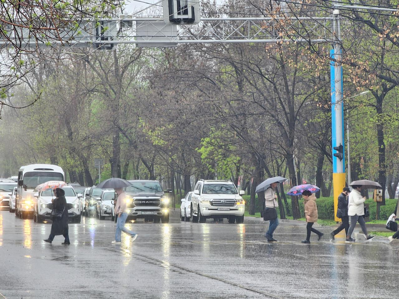 Алматыда жауын-шашынға байланысты коммуналдық қызметтердің дайындығы күшейтілді