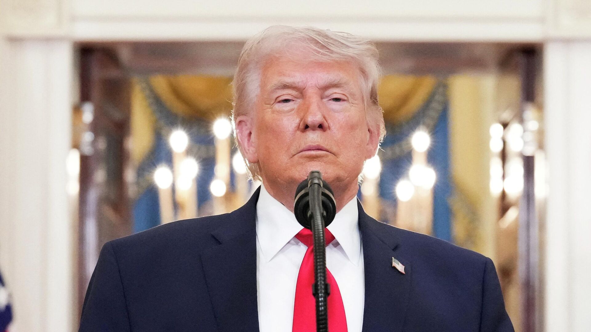 Трамп енді Ормуз бұғазы арқылы өтуге тырысқан кемелер оның қаһарына ілігетінін айтты