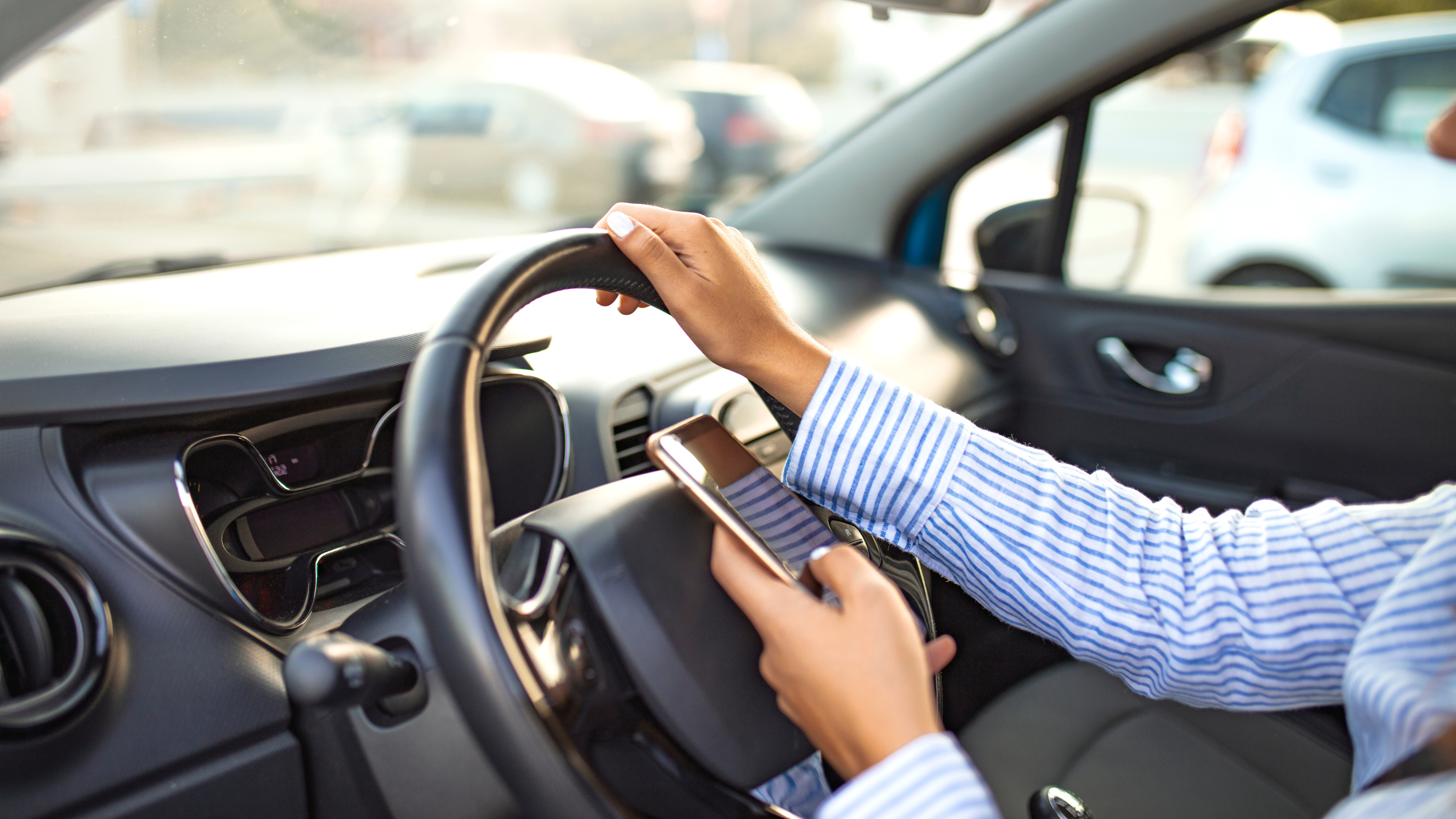 Сарапшылар рөлде телефон ұстау туралы норманы сынады 