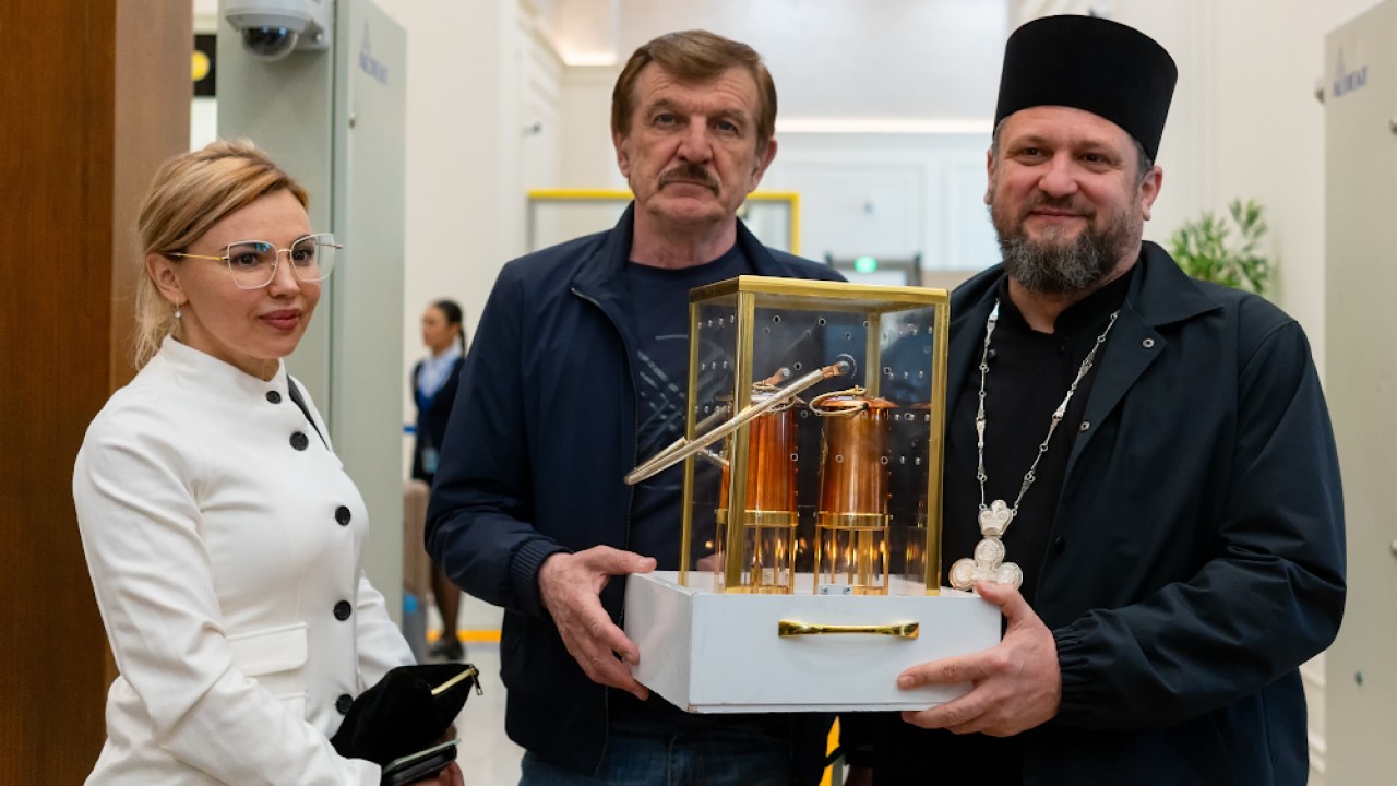 Благодатный огонь привезли в Казахстан специальным авиарейсом