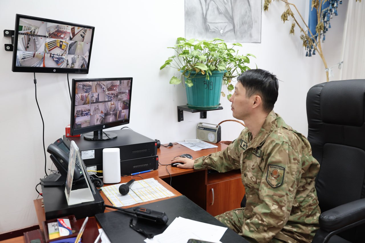 Енді сарбаздардың тәртібін жасанды интеллектісі бар камералар қарайды