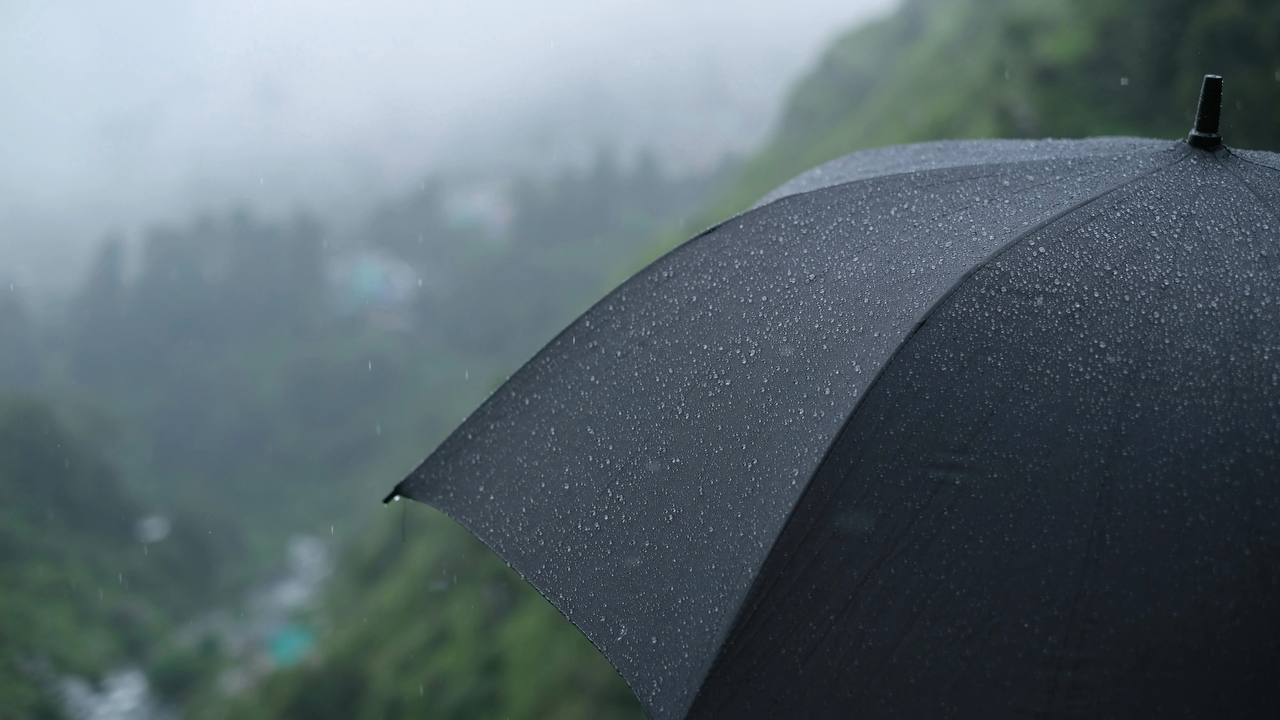 Ертең Алматыда найзағай ойнап, тауда қар жауады