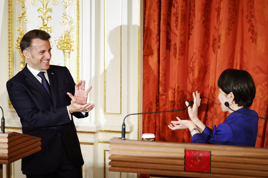 Макрон мен Такаичи амандасу кезінде танымал анимедегі ишараны көрсетті