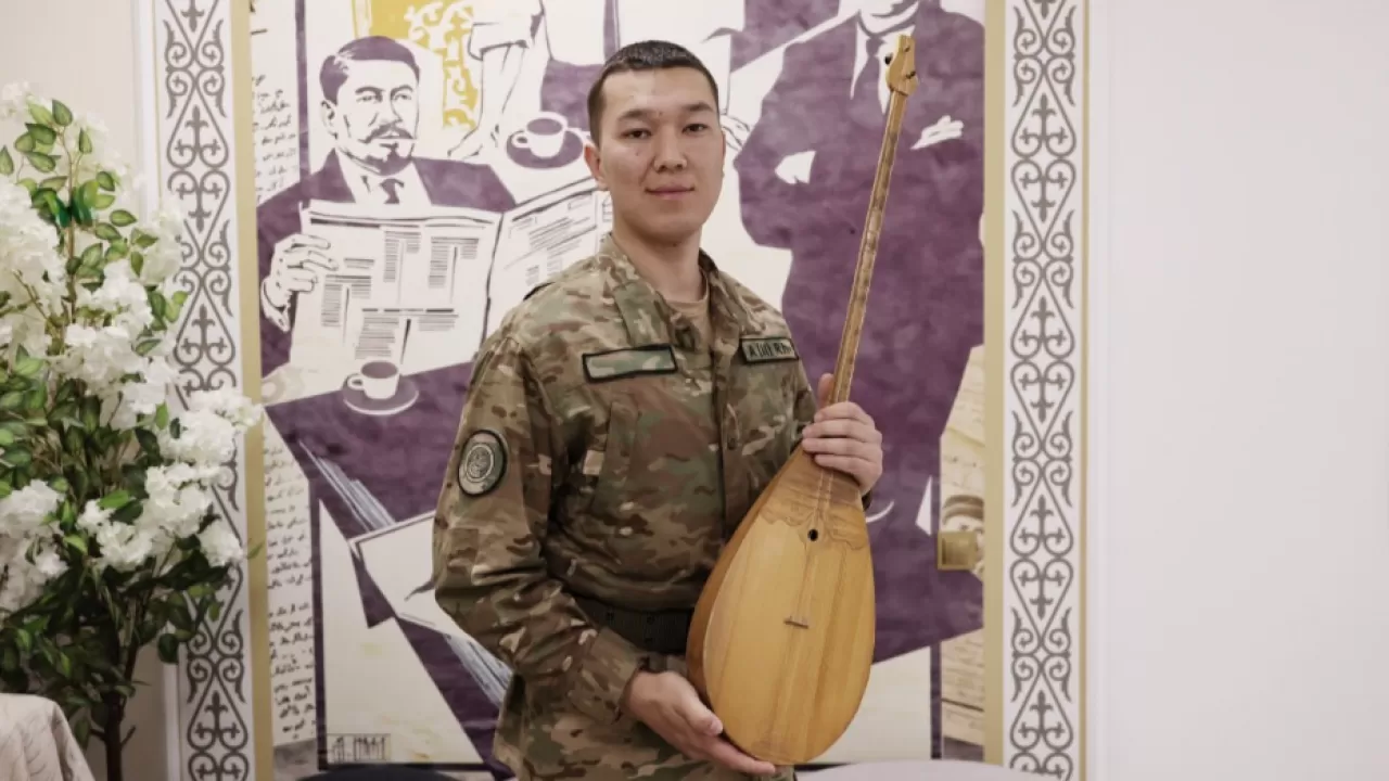 Гвардеец из Туркестана играет на 11 инструментах  