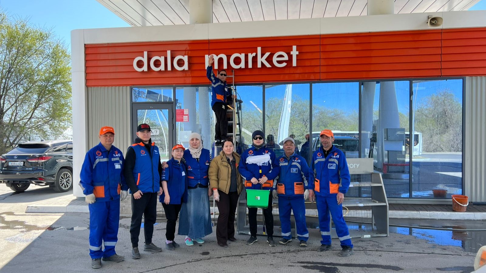 Сотрудники сети АЗС Qazaq Oil поддержали инициативу "Таза Казахстан"