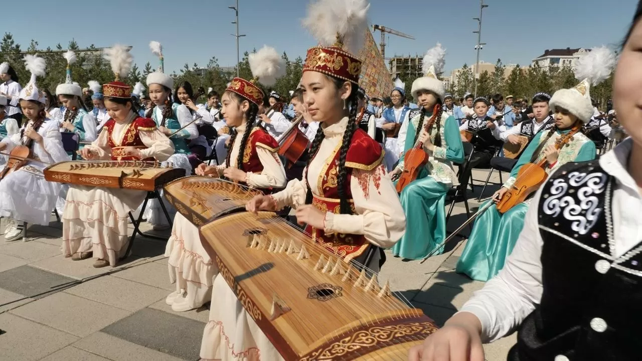 В Астане 2000 школьников одновременно исполнили кюй "Алтын ұя" 