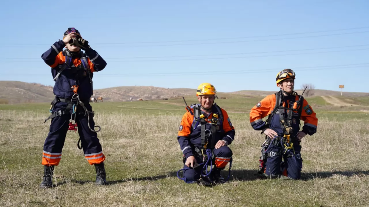 Спасатели десантировались с вертолета в ВКО  