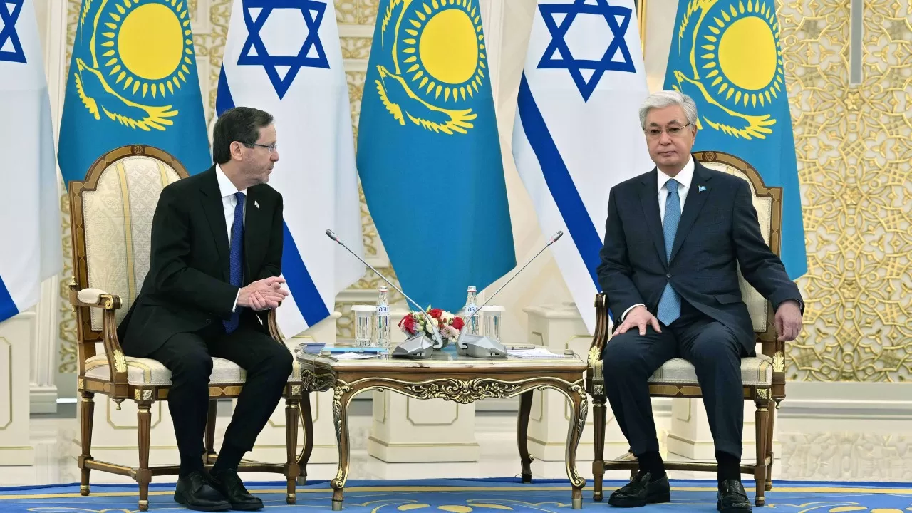 President Kassym-Jomart Tokayev and President of Israel Isaac Herzog hold a t&ecirc;te-&agrave;-t&ecirc;te meeting