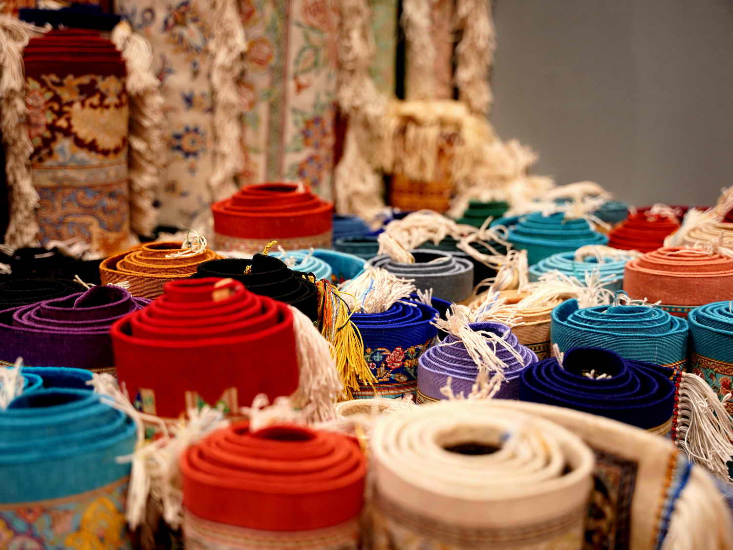 Иранда әлемге әйгілі парсы кілемін сататын базардың саудасы жанданды