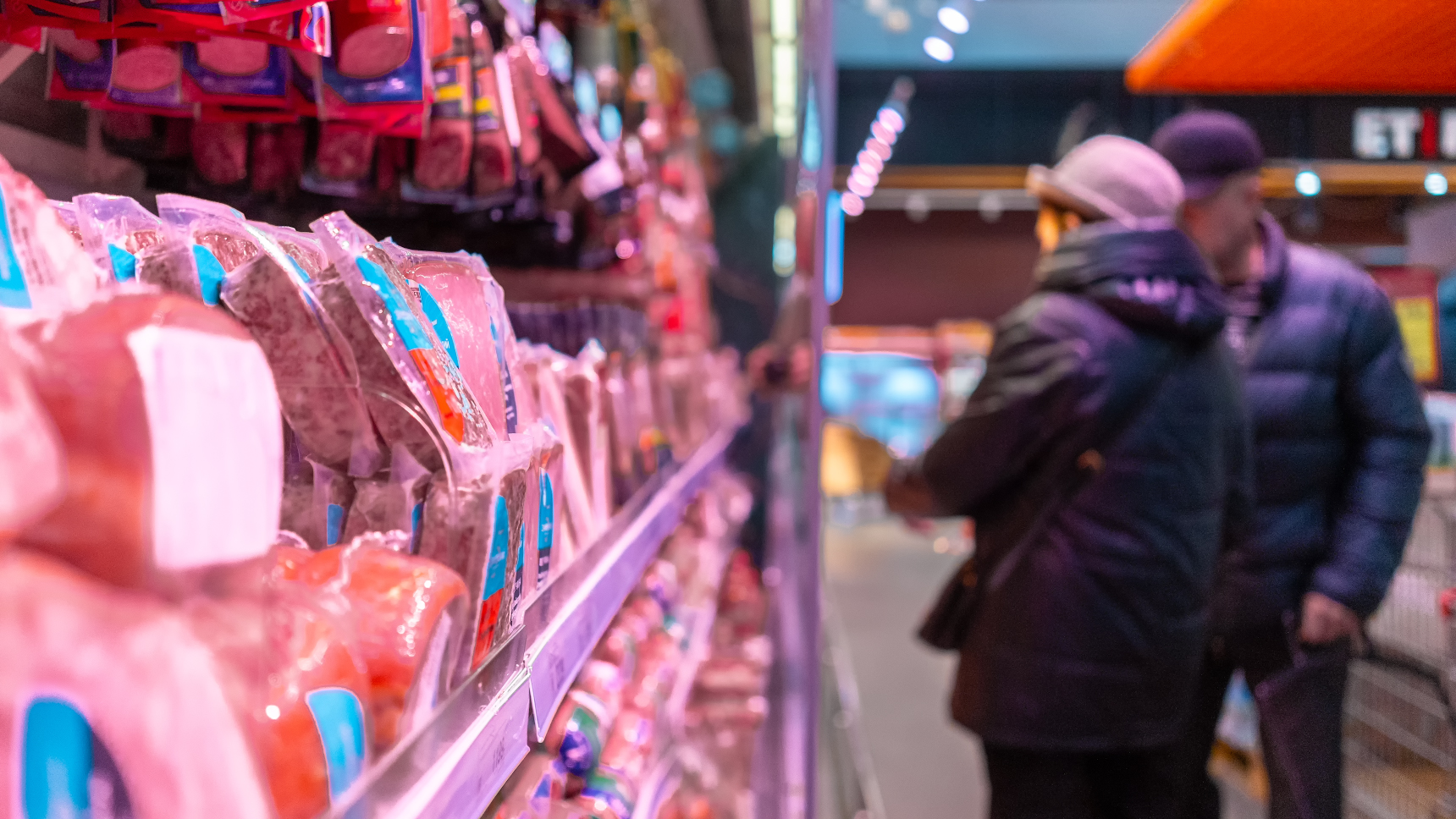 В Астане скакнули вверх цены на тепличные овощи и молоко