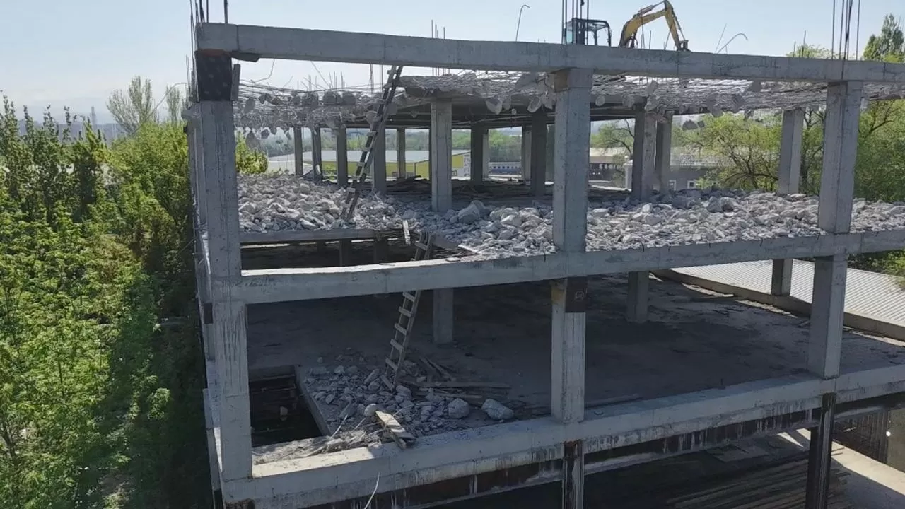 Недостроенное здание сносят в Алматы 