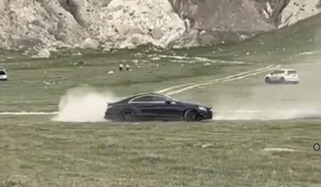 Маңғыстауда қауіпті маневрмен табиғатқа зиян келтірген жүргізуші қамауға алынды