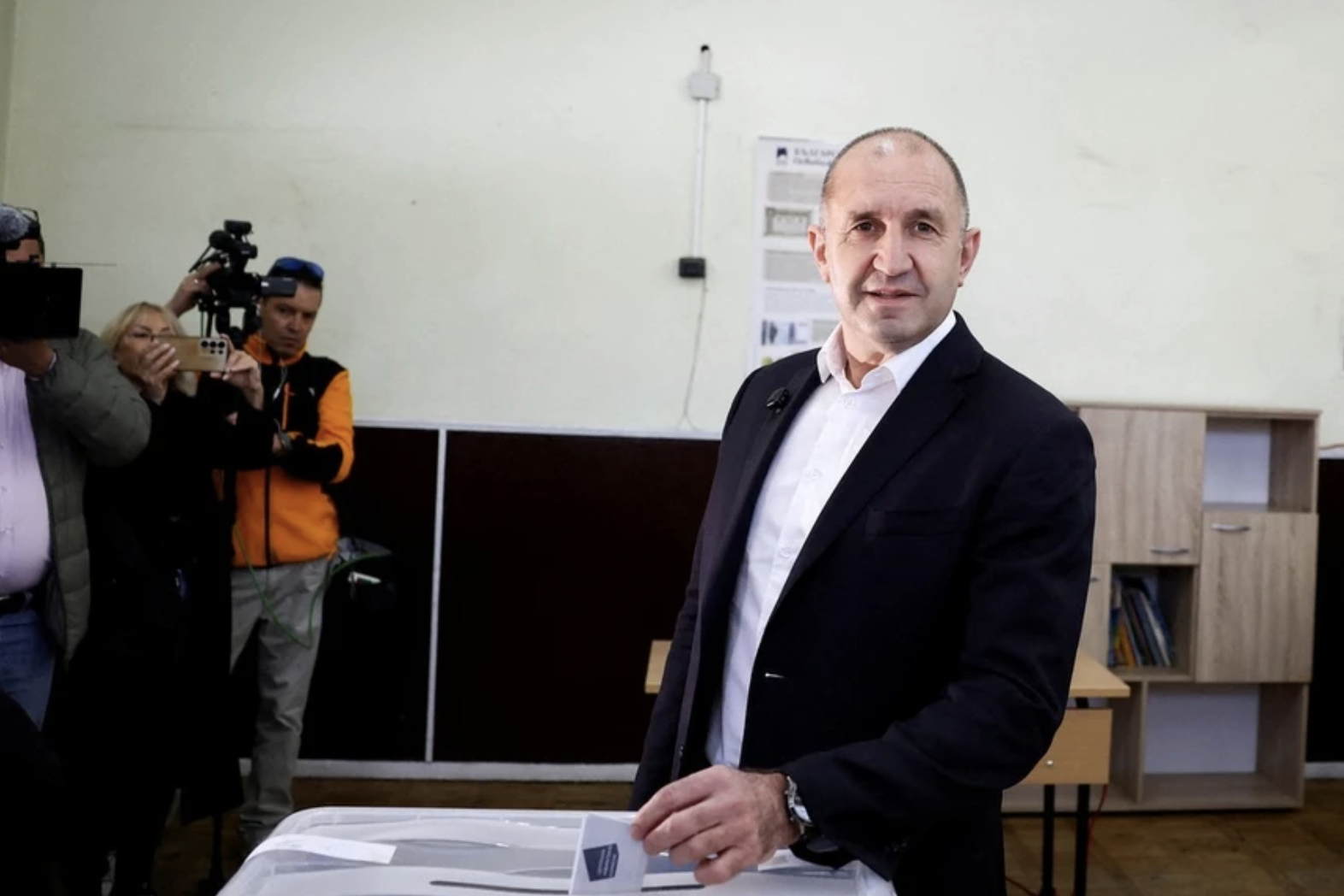 Болгариядағы сайлауда бұрынғы президенттің партиясы көш бастады