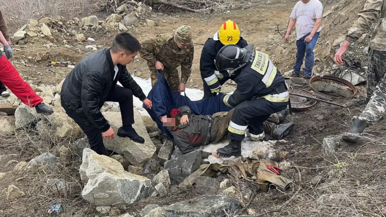 ЧП в ВКО: в канализационном колодце отравились рабочие  