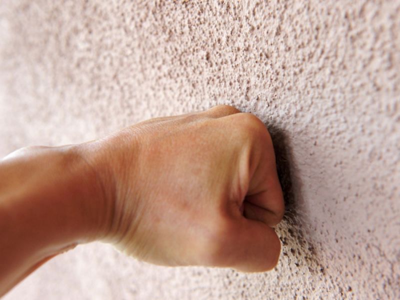 Елордада жедел жәрдем фельдшеріне шабуыл жасаған ер адам сотталды