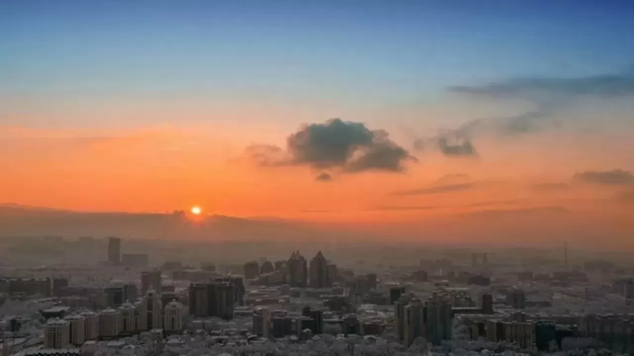 Небо над 13 городами Казахстана затянет смог 