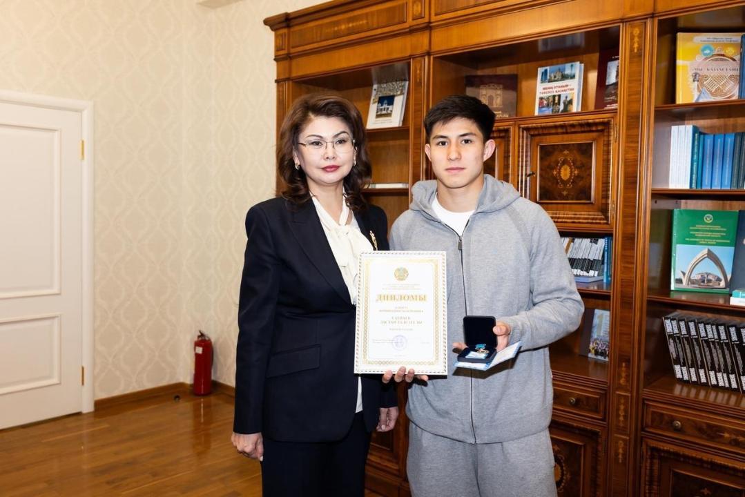 Аида Балаева Дастан Сәтпаевқа &laquo;Дарын&raquo; мемлекеттік жастар сыйлығын табыстады