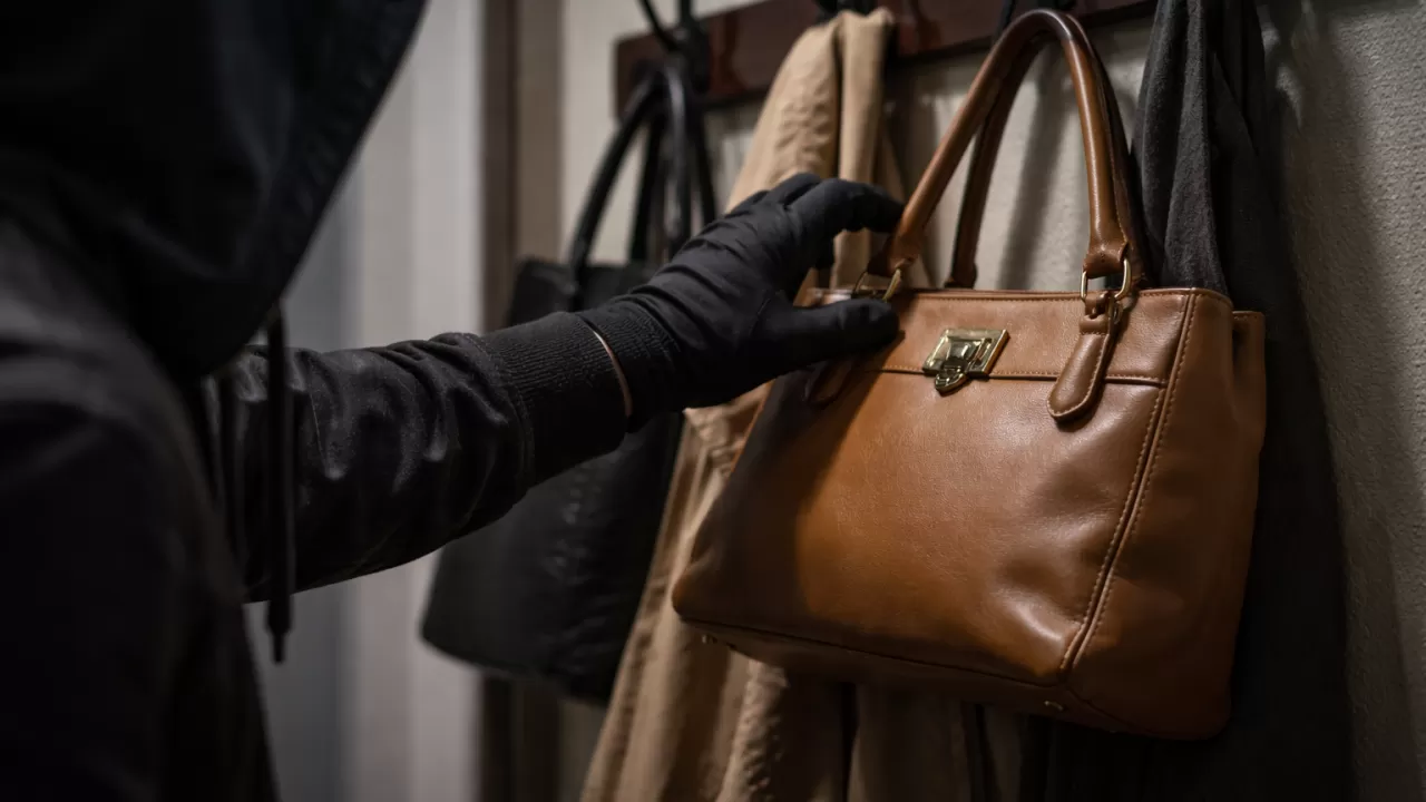 В ТЦ Актау вор похитил сумочку на 4 млн тенге