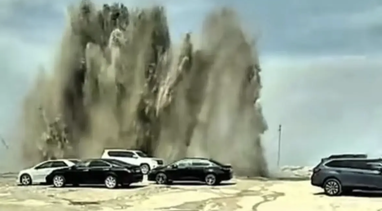 "Жер астынан су атқылаған": Маңғыстау облысындағы тосын көрініс жұртты шошытты