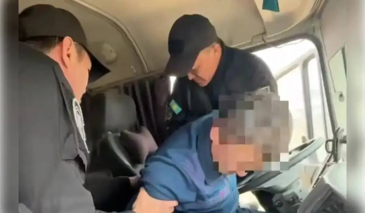 Атырауда есінен танып қалған шетелдік жүргізушіні полицейлер құтқарды