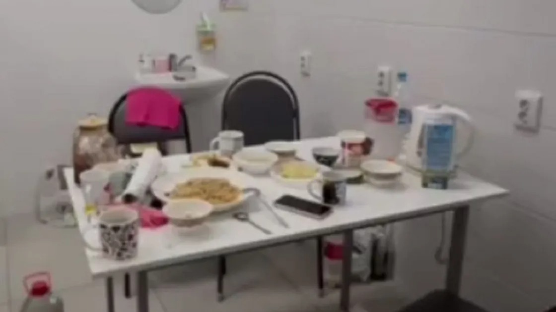 Ұлытауда жұмыс орнында ішімдік ішкен медицина қызметкері қызметтен қуылды 