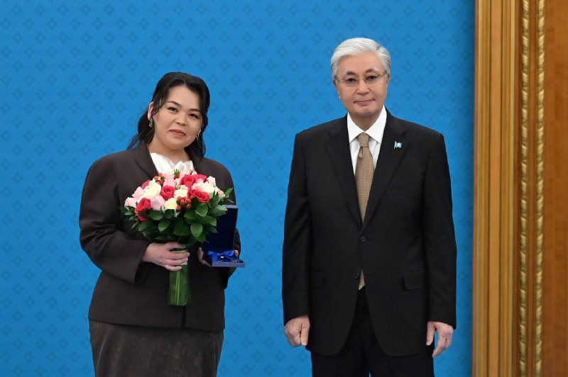 Мемлекет басшысы жас ғалымдарға пәтер кілттерін табыстады