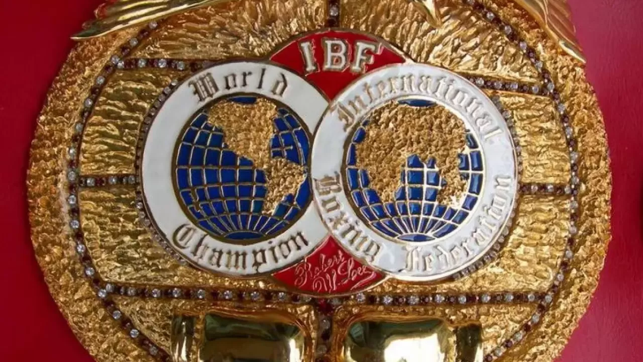 В IBF определились с претендентами на отнятый у Алимханулы пояс