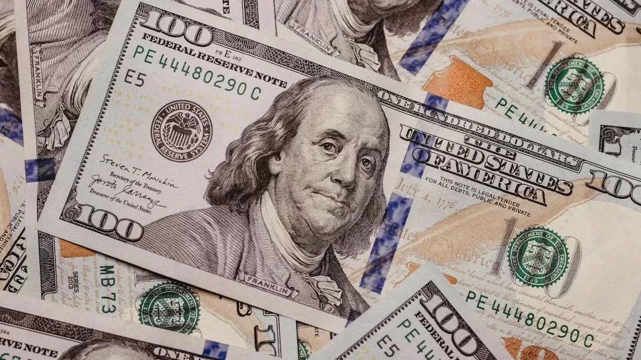 Доллар уходит в отрыв: почему обменники перешли к глухой обороне в это воскресенье