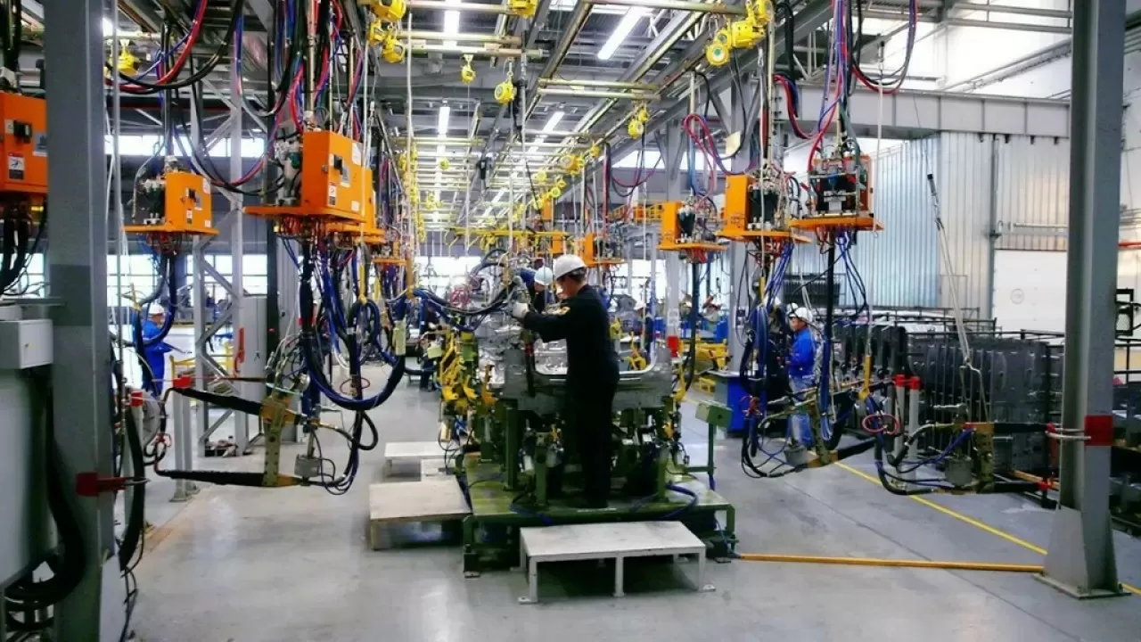 Промышленность Казахстана растет медленно, экспорт падает: анализ причин  