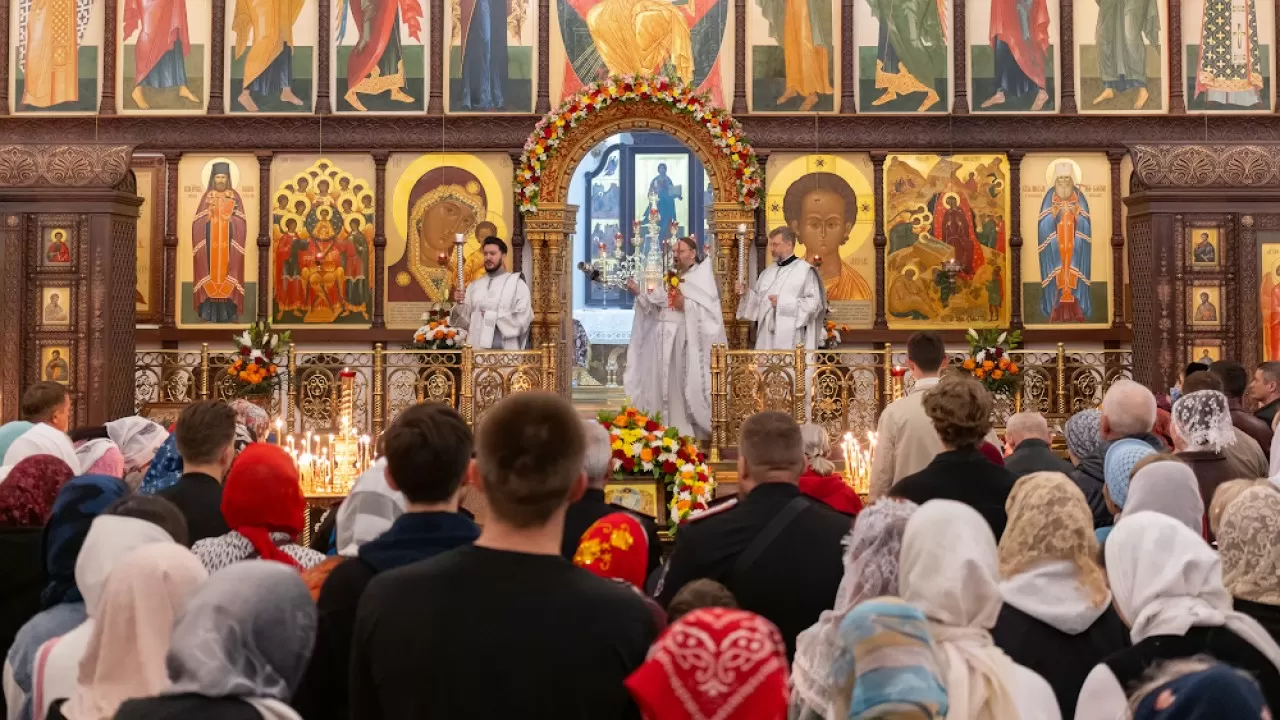 Благодатный огонь привезли в Казахстан специальным авиарейсом 