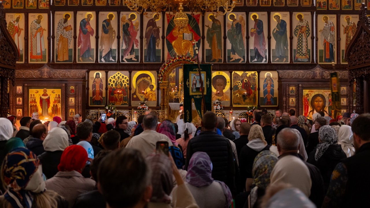 Благодатный огонь привезли в Казахстан специальным авиарейсом