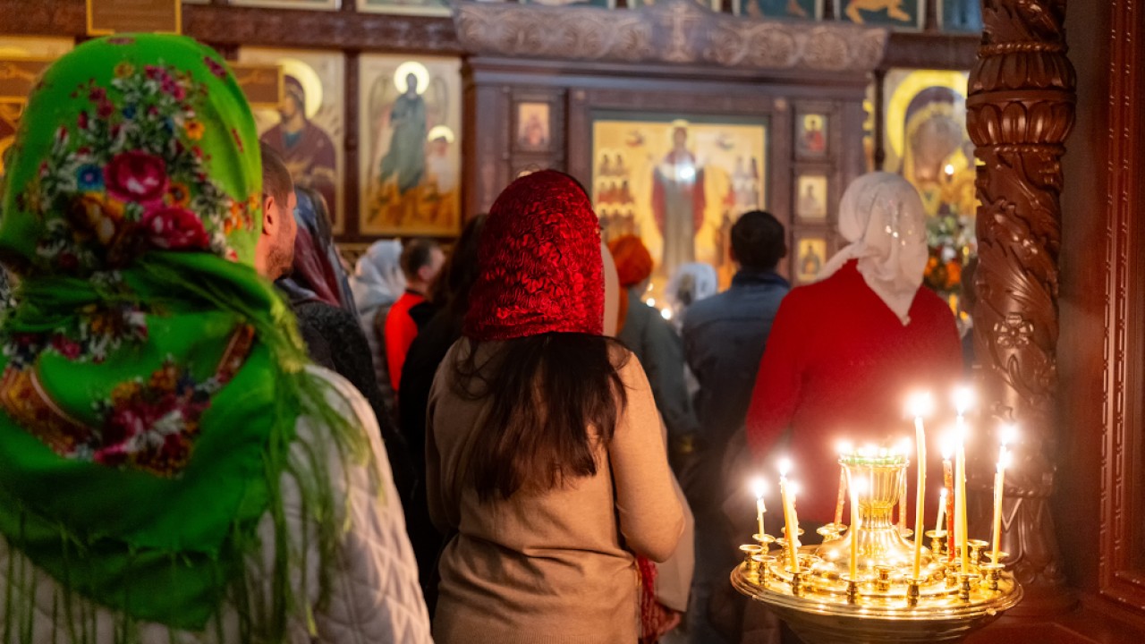 Благодатный огонь привезли в Казахстан специальным авиарейсом