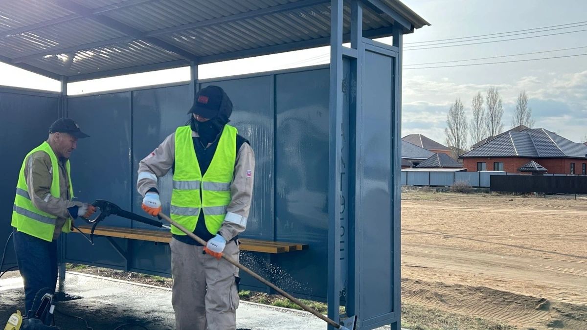 Әнші Qarakesek қоқыс жинап, аялдама жуып жүр