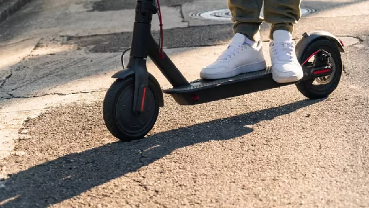 Полиция будет забирать брошенные на улицах Алматы электросамокаты