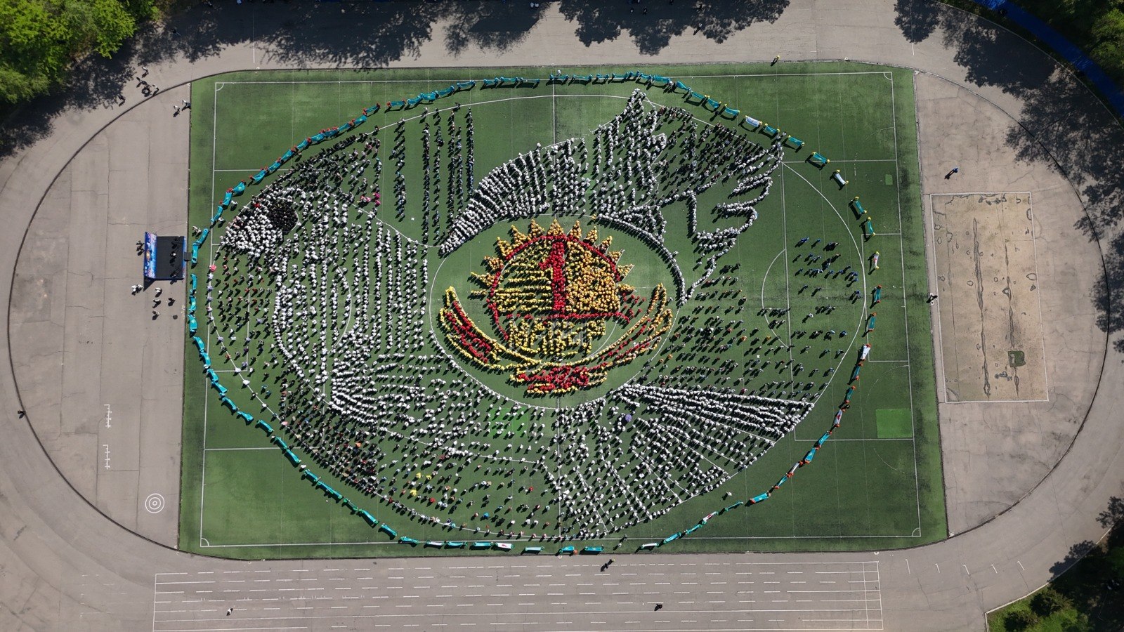 Алматыда 6500 оқушы бейбітшілік символын бейнеледі