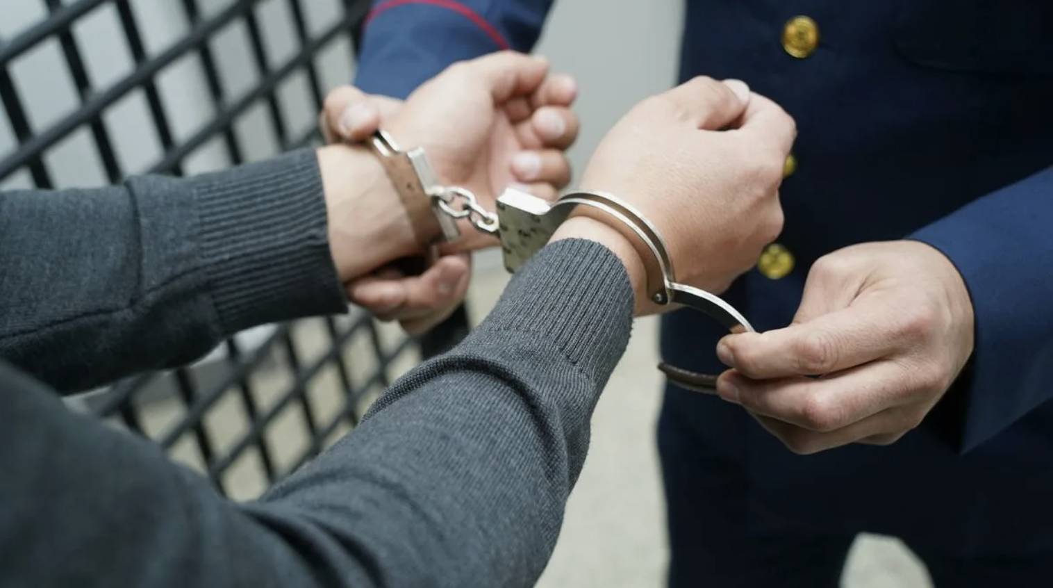 Өскеменде полицейдің қаруын тартып алып, оқ атқан күдіктілер ұсталды  