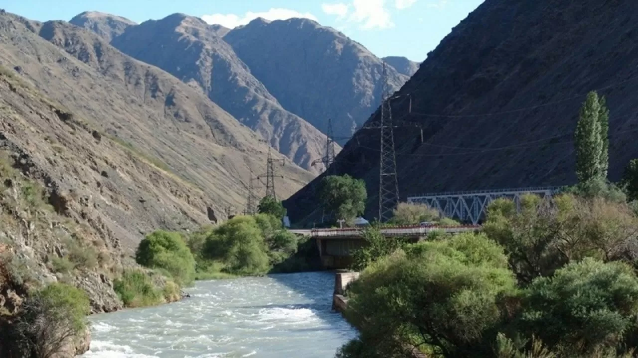 Кыргызстан теряет земли на границе с Казахстаном из-за реки Чу 