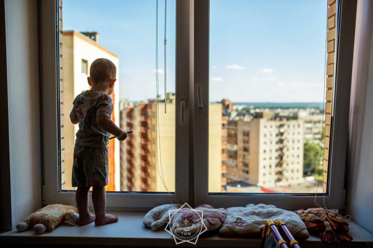 Бас прокуратура ескертеді: Пәтердің терезесін ашық қалдырғандар 10 тәулікке қамалады